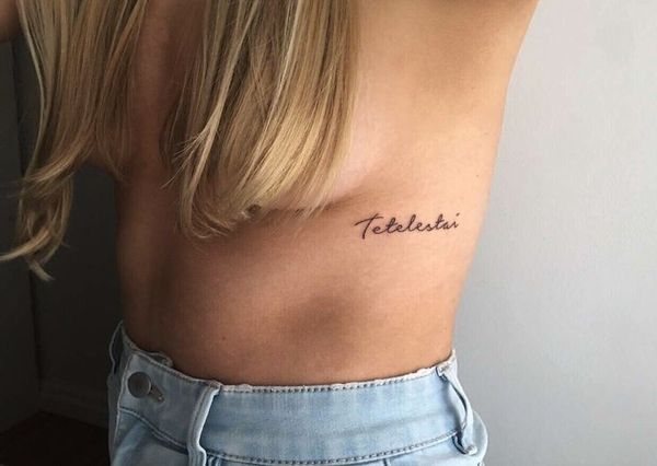 Τατουάζ στα πλευρά στα κορίτσια: επιγραφές με μεταφράσεις. Σκίτσα