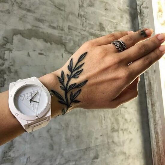 tatuaje pe brațul fetelor