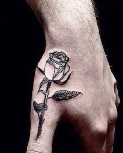 男性のための腕に小さなタトゥー、翻訳とラテン語で碑文。絵・デザイン・意味