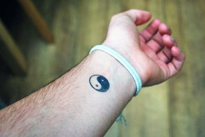 Tatuointi kädessä miehille pieni, merkinnät latinaksi ja käännös. Kuvat, mallit ja merkitys