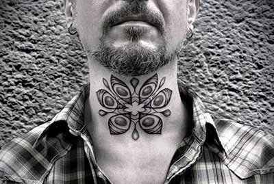Τατουάζ στο χέρι για άνδρες μικρό, επιγραφές στα λατινικά με μετάφραση. Εικόνες, σχέδια και νόημα