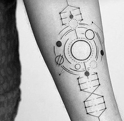 Tatuaż na ręce dla mężczyzn mały, napisy w języku łacińskim z tłumaczeniem. Obrazy, projekty i znaczenie