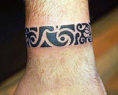 男性手臂上的纹身，小的，有拉丁文题词的翻译。照片、草图和含义
