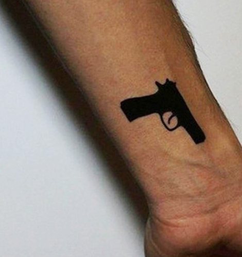 Tetovējums uz rokas vīriešiem mazs, uzraksti latīņu valodā ar tulkojumu. Fotogrāfijas, skices un nozīmes