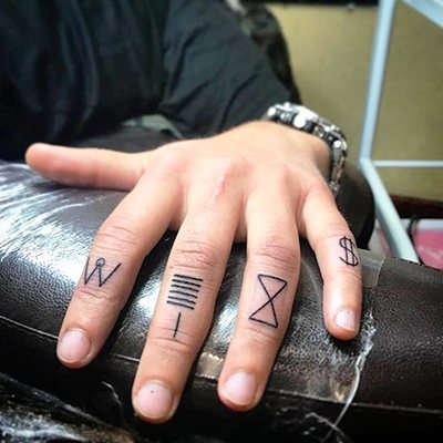 Nelieli tetovējumi uz rokas vīriešiem, latīņu uzraksti ar tulkojumu. Fotogrāfijas, skices un nozīmes