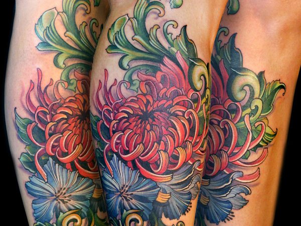 Татуировка с хризантема на ръката.