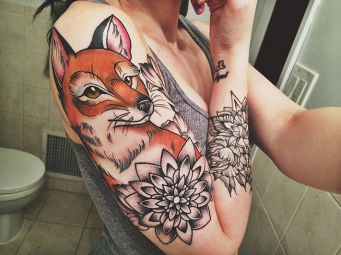 手上的纹身狐狸小精灵