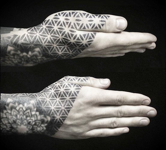 Τατουάζ στο χέρι ενός άνδρα με νόημα, νόημα, επιγραφές με μετάφραση σλαβικά, λατινικά, κελτικά μοτίβα