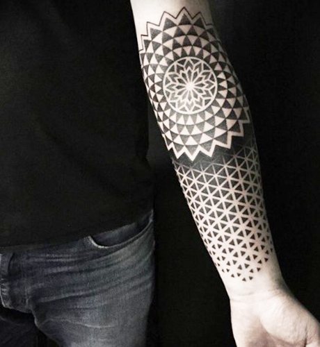 Τατουάζ στα χέρια για άνδρες με νόημα, έννοιες, μεταφρασμένες σλαβικές επιγραφές, λατινικά, κελτικά μοτίβα