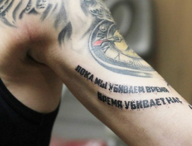 Tatuagem nas mãos para homens com significado, significados, traduções de inscrições eslavas, latim, padrões celtas