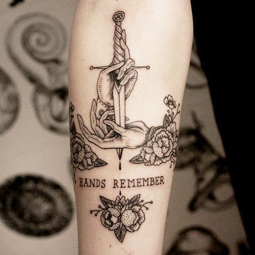Tatuering på armen för män med betydelse, betydelser, översatta slaviska inskriptioner, latin, keltiska mönster