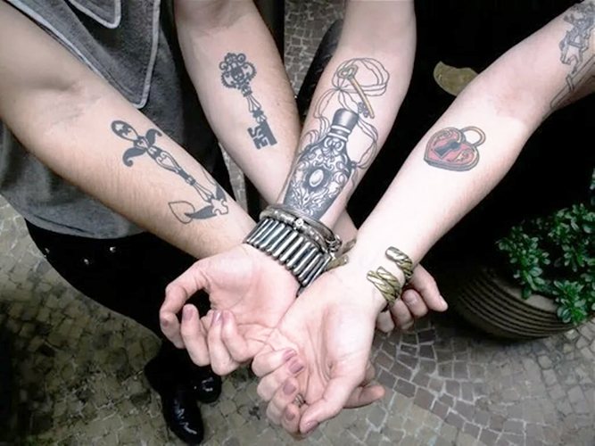Tetoválás a karon a férfiak számára jelentéssel, jelentésekkel, lefordított szláv feliratokkal, latin, kelta mintákkal