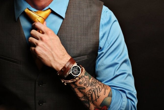Tatuagem no braço de um homem