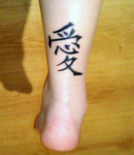 Tatuaj pe glezna de sex feminin cu semnificație. Imagine, semnificație
