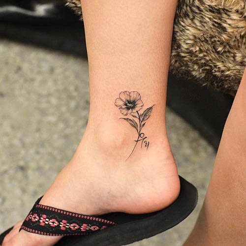 足首の女性のタトゥーに意味を込めて。写真、意味