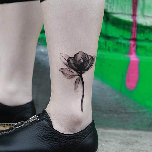 女性の足首のタトゥーには意味があります。絵、意味。