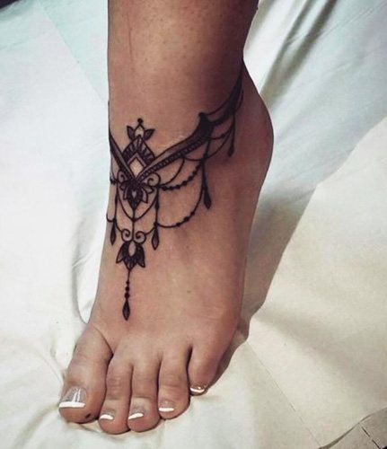 足首の女性のタトゥーに意味を込めて。写真、意味