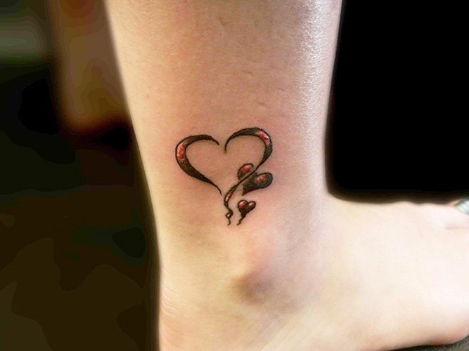 Tatuaj pe glezna de sex feminin cu semnificație. Fotografie, semnificație