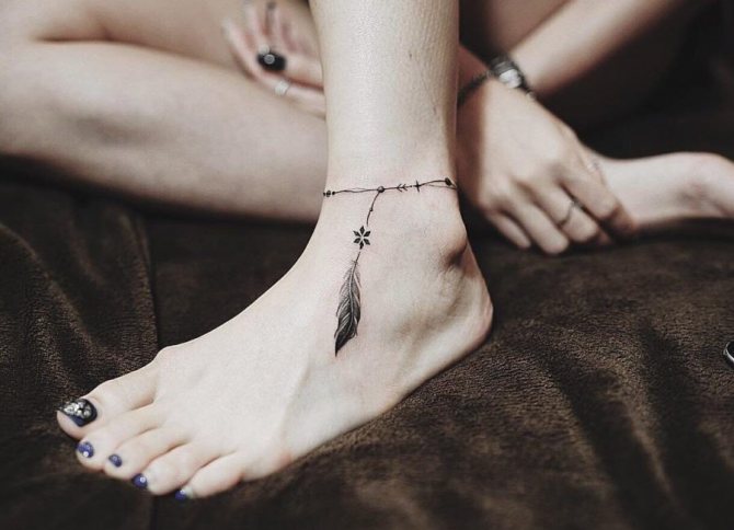 tatuaggio sulla caviglia
