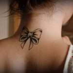 Tatuaj pe gât pentru fete fotografie