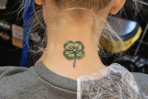 Tetovējumi uz meiteņu kakliem (galvenā atslēga)