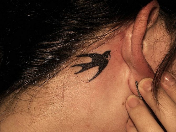 Tetoválás a nyakon a lányok számára (fő kulcs)