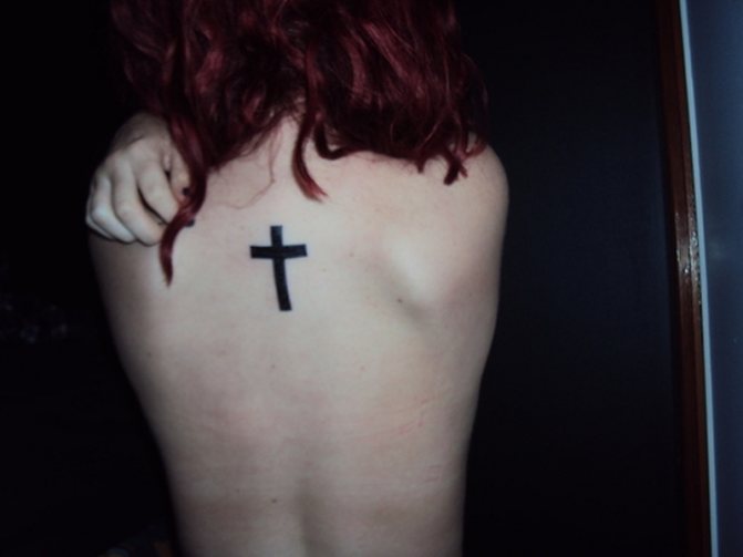 Tetovanie na krku dievčat (hlavný kľúč)