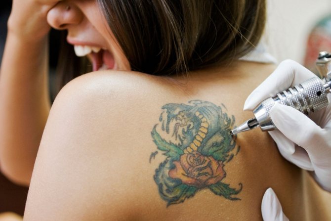 Tatuagem na parte de trás do pescoço para raparigas (chave principal)