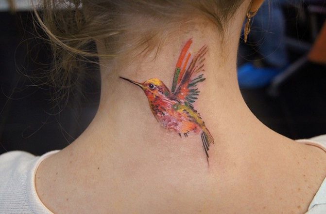 Τατουάζ στο πίσω μέρος του λαιμού για κορίτσια με νόημα. Εικόνα, έννοια