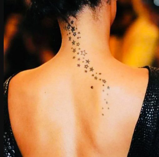 Tatuagem na parte de trás do pescoço para raparigas com significado. Imagem, significado