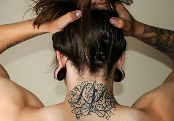 Tetoválás a nyak hátulján a lányok számára jelentéssel. Kép, jelentés