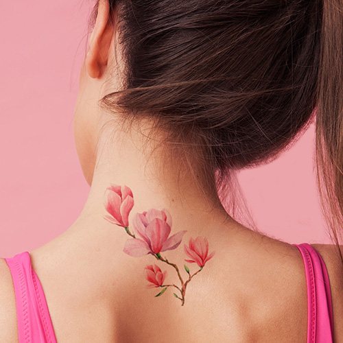 Tatuointi kaulan takaosaan tytöille, joilla on merkitystä. Kuva, merkitys