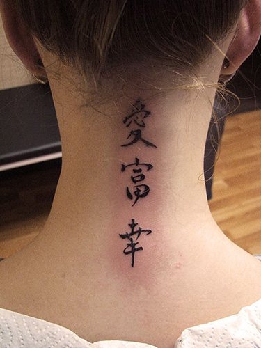 Tetovanie na zadnej strane krku pre dievčatá s významom. Obrázok, význam