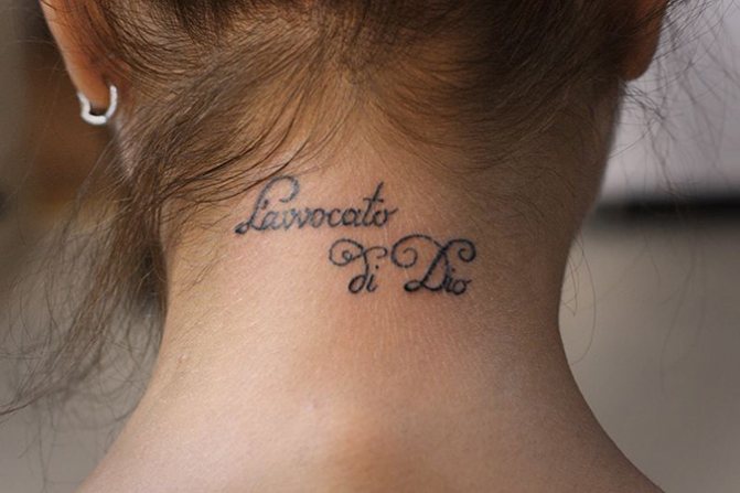 Τατουάζ στο πίσω μέρος του λαιμού για κορίτσια με νόημα. Εικόνα, έννοια