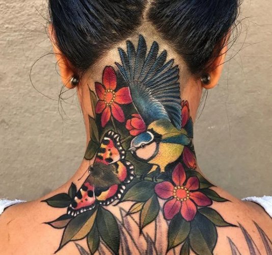 Τατουάζ στο πίσω μέρος του λαιμού για κορίτσια με νόημα. Εικόνα, σημασία