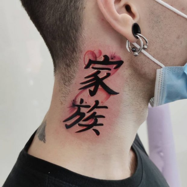 tatuaggio sul collo del personaggio