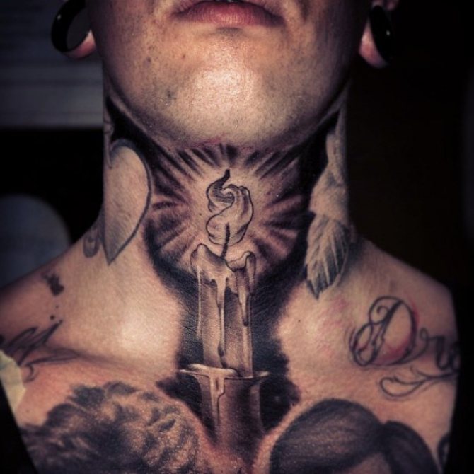A tetoválás a nyakán az elülső oldalon nagyon érdekesnek tűnik.