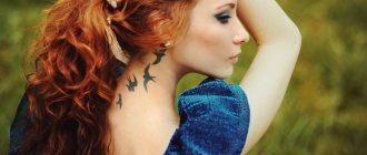 Tatuagem na parte de trás do pescoço de uma rapariga