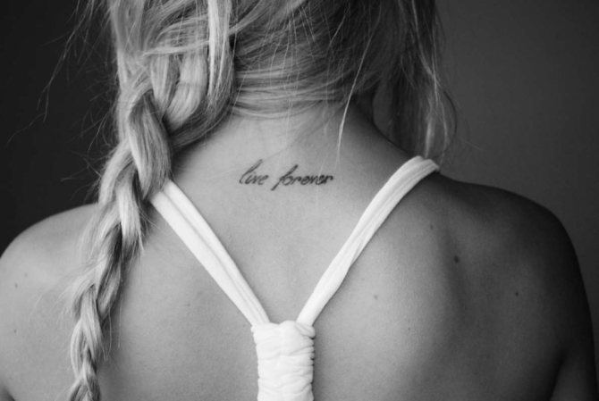 Tetovaža na hrbtni strani dekletovega vratu
