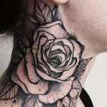 Tetovanie na zadnej strane krku dievčaťa