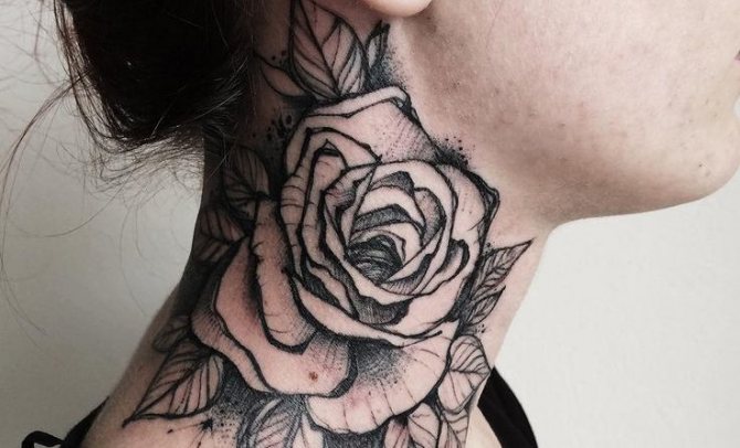 Tatuagem na parte de trás do pescoço de uma rapariga