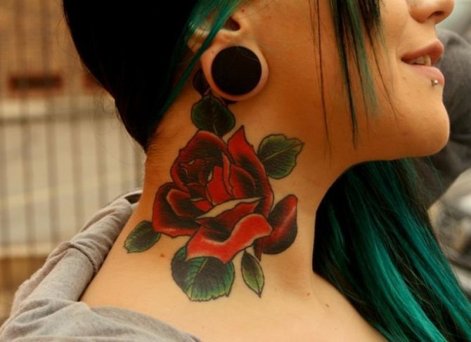 Tetoválás egy lány nyakán hátulról