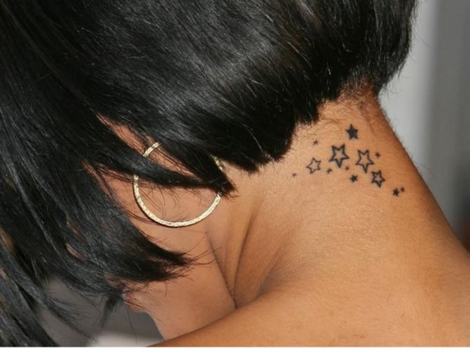 tatuaje pe gât de sex feminin