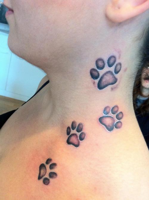 Tatuaggio di zampe di gatto sul collo