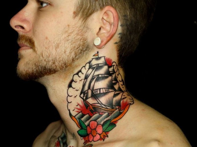 Laivo formos tatuiruotė ant kaklo
