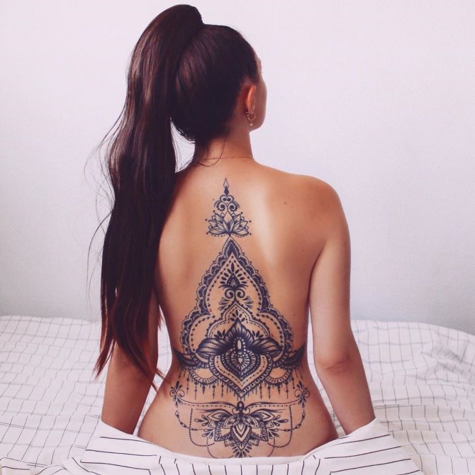 Tatuaggio sulla schiena delle ragazze foto 10