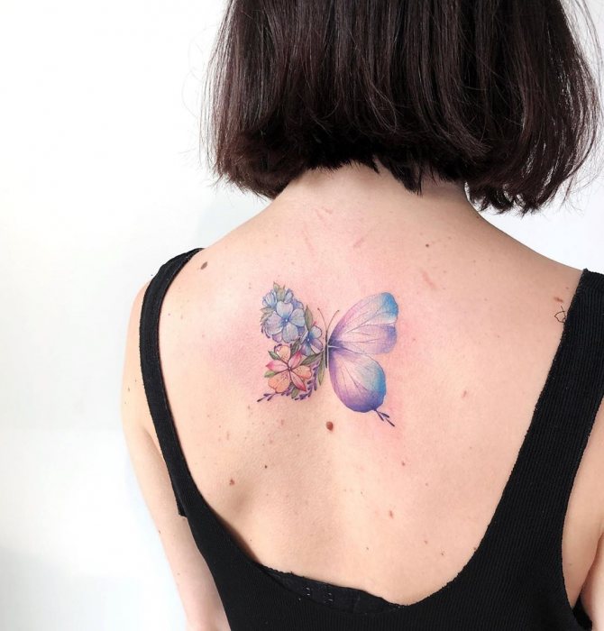 Τατουάζ στην πλάτη των κοριτσιών φωτογραφία 11