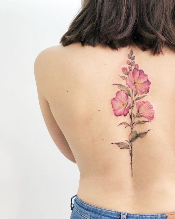 Tatuaggio sulla schiena delle ragazze foto 12