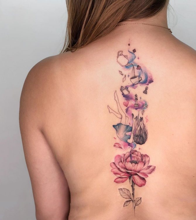 Tatuaggio sulla schiena delle ragazze foto 13