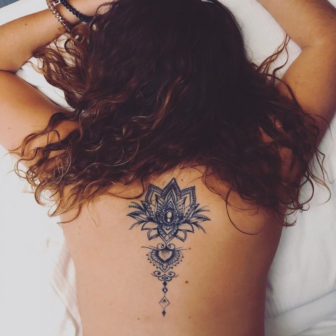 Τατουάζ στην πλάτη των κοριτσιών φωτογραφία 6